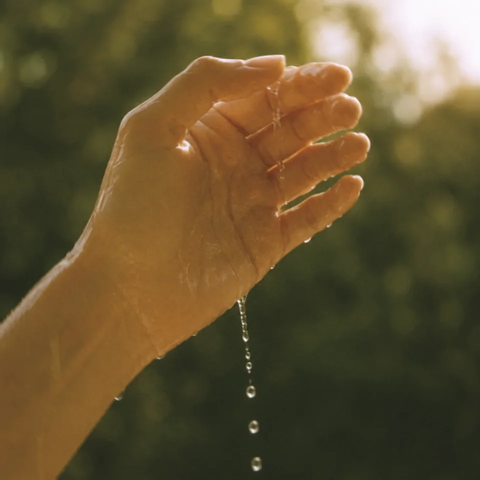 Water running from a hand during a Verdalia cleansing ritual
